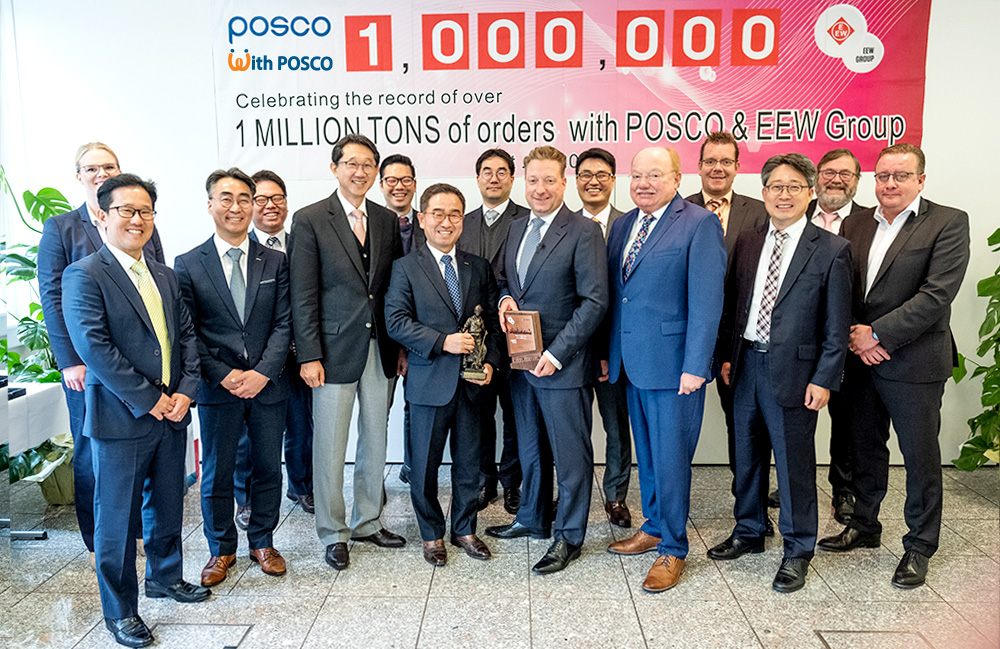  EEW׷ 翡 縦   ý  , EEW׷ ũ ȸ    â  ڴ     и ߴ.  POSCO with POSCO 1,000,000 Celebrating the record of over 1MILLION TONS of order with POSCO&EEW Group ִ